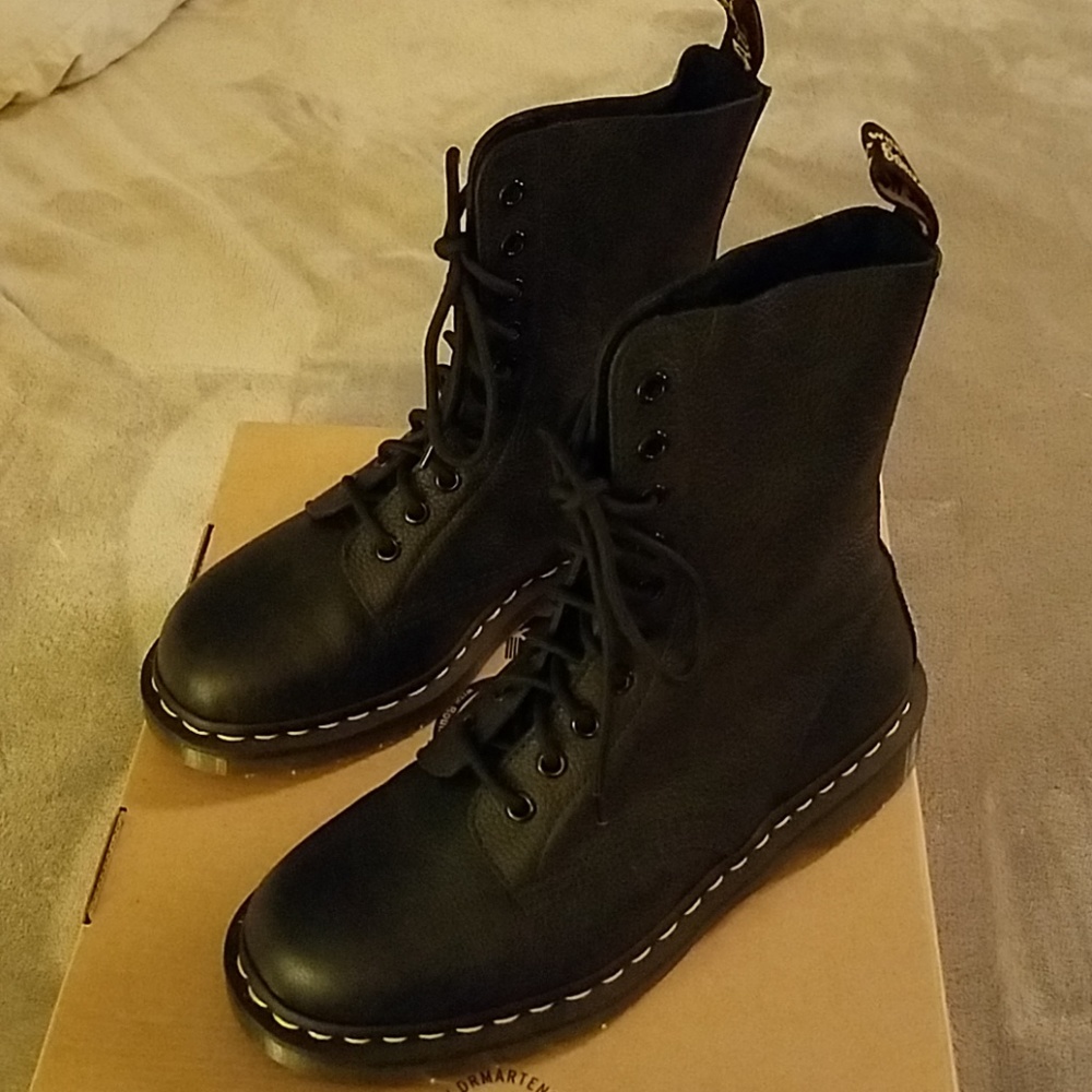 Dr Martens 1490 Virginia 10 eye sz 8